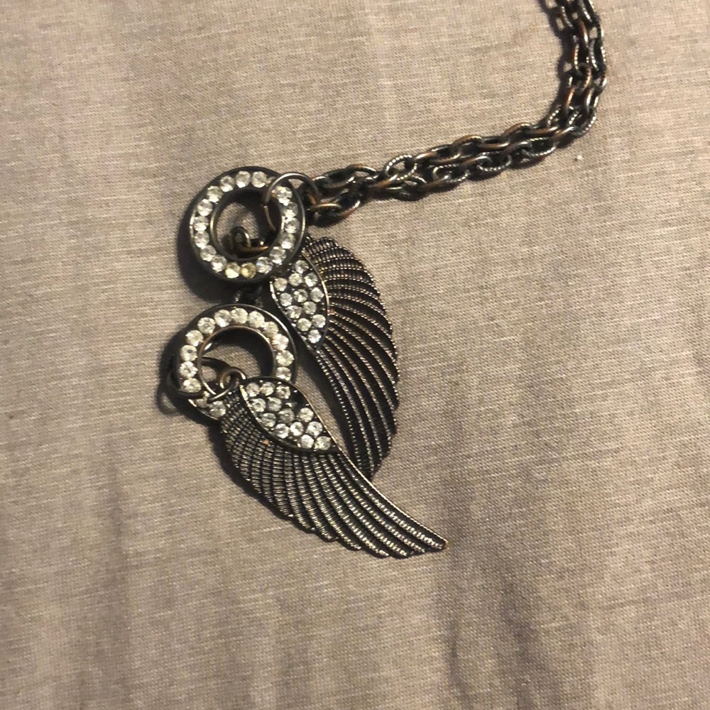 Hot top wing necklace